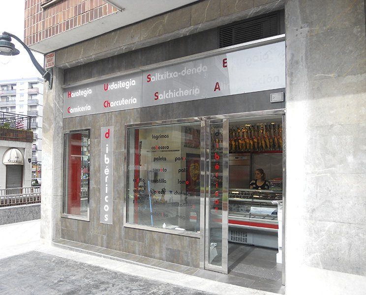 Carnicería en la plaza Arquitecto Ricardo Bastida. Deibéricos. Bilbao